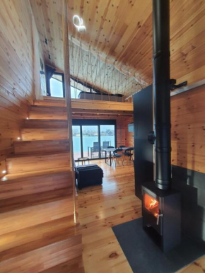 modernes Holzhaus, Cabin, auf dem Fluss, wenige Meter zum Meer